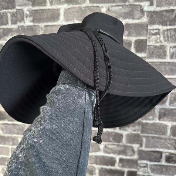 Eric Javits black bucket hat water repellent display picture 3